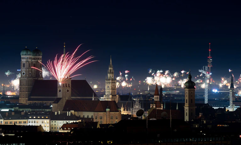Feuerwerksraketen erleuchten in der Silvesternacht den Himmel über der Münchner Innenstadt. — © Sven Hoppe/dpa
