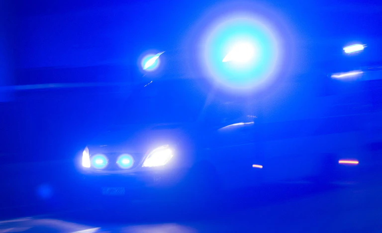 Drei Menschen befanden sich in dem Unfallwagen. (Symbolbild) — © Patrick Seeger/dpa