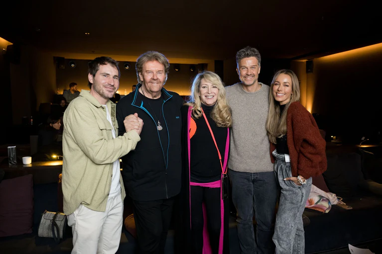 Familie und Filmteam: Die Carpendales und Kameramann Clemens Bittner (links).  — © Tobias Hase/dpa