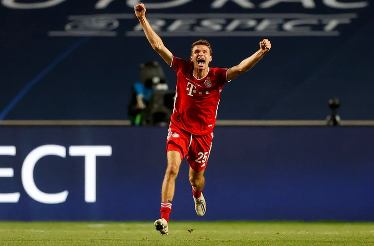 Jubelbilder von Thomas Müller wie hier nach dem Champions-League-Gewinn 2020 prägten seine Bayern-Karriere. — © Matthew Childs/Pool Reuters/AP/dpa