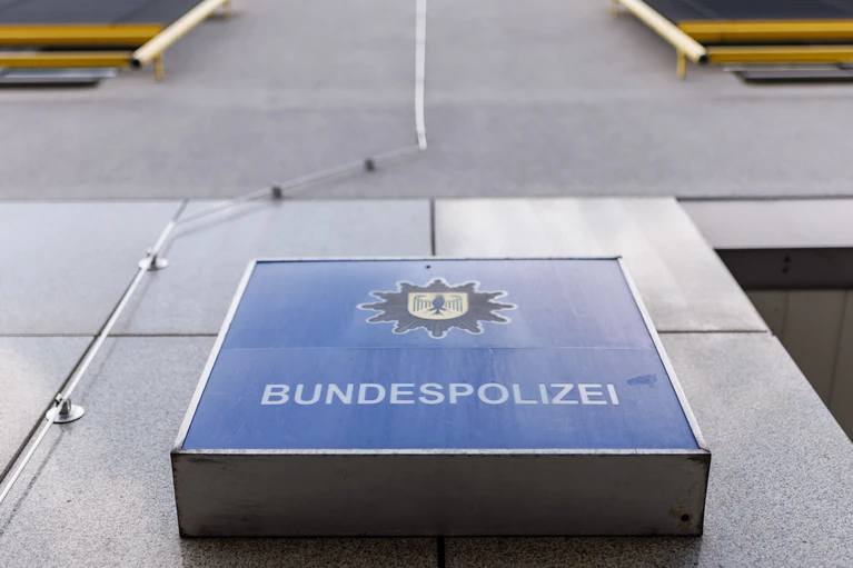 Die Bundespolizei konnte den rechtmäßigen Eigentümer der Wertgegenstände und des Geldes schnell ausmachen. (Symbolbild) — © Daniel Karmann/dpa