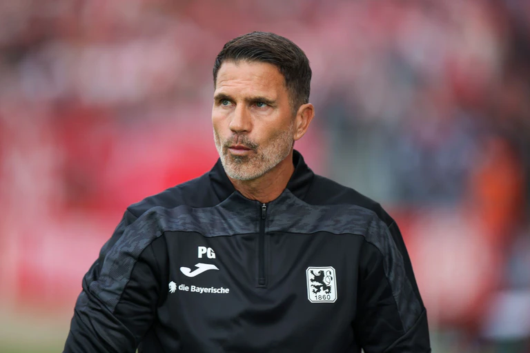 Münchens Trainer Patrick Glöckner sah eine schlechte Leistung seiner Mannschaft. (Archivbild)  — © Christoph Reichwein/dpa