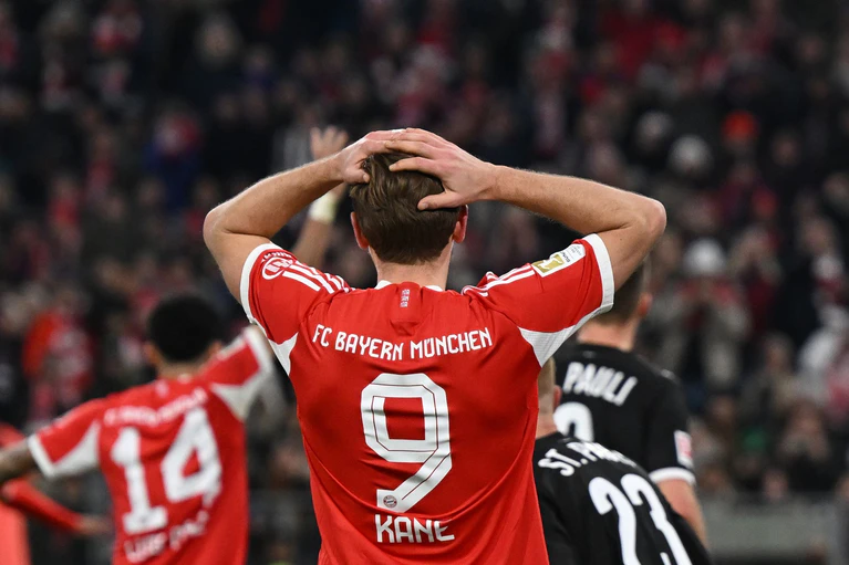 Harry Kane reagiert frustriert nach einer Torchance. — © Sven Hoppe/dpa
