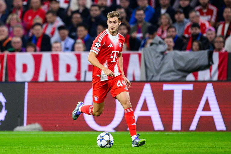 Bayern-Verteidiger Josip Stanisic hat sich im Champions-League-Spiel gegen den FC Chelsea offenbar nicht ernsthaft verletzt. — © Tom Weller/dpa