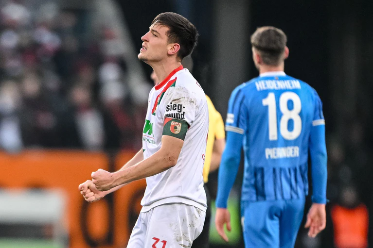 Augsburgs Keven Schlotterbeck freut sich auch über einen weniger schön heraus gespielten Sieg. — © Harry Langer/dpa