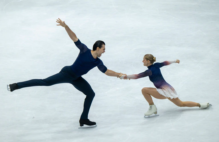 Minerva Hase (r) und Nikita Volodin feierten einen Traum-Einstand in die Olympia-Saison. — © Peter Kneffel/dpa