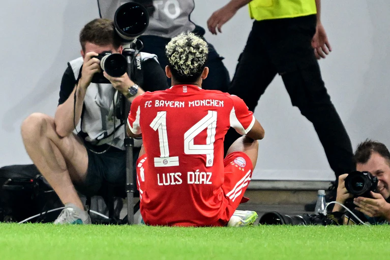 Bayerns Luis Díaz bejubelt sein Tor zum zwischenzeitlichen 2:0 in Stuttgart. — © Bernd Weißbrod/dpa