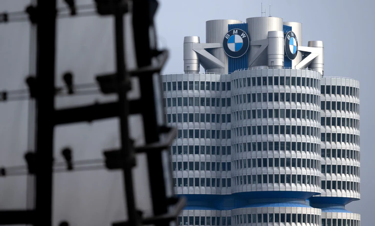 Nach drei Jahren mit außergewöhnlich hohen Gewinnen hat BMW 2024 deutlich weniger verdient. (Archivbild) — © Sven Hoppe/dpa