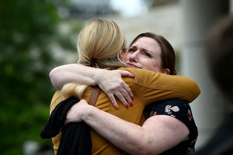 Für die Anhörung waren Simone Strobels Geschwister extra aus Deutschland angereist. Hier ist die Schwester von Simone Strobel mit einer Unterstützerin zu sehen.  — © Bianca De Marchi/AAP/dpa