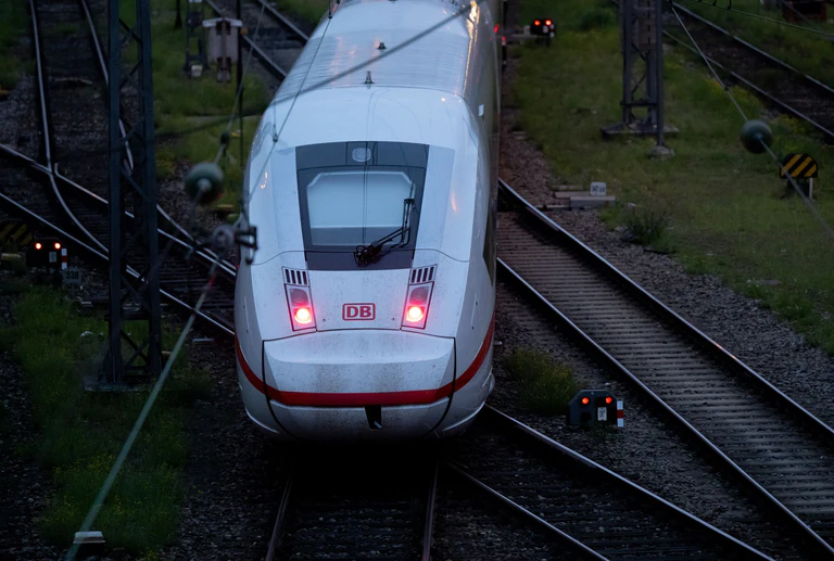 Die Deutsche Bahn stellt ihren Fahrplan um. (Symbolbild) — © Sven Hoppe/dpa