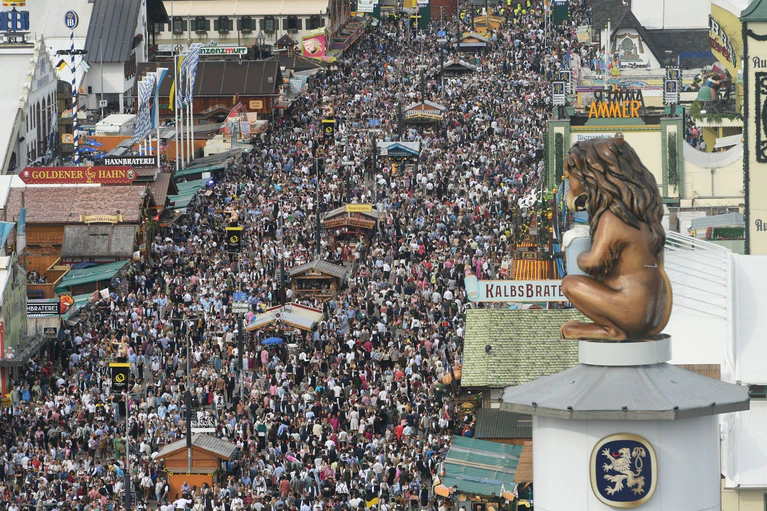Nach der Wiesn wird gegen 33 Security-Mitarbeiter ermittelt. (Archivfoto) — © Felix Hörhager/dpa