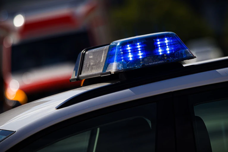 Bei einem Zusammenstoß zweier Autos sind zwei Menschen schwer verletzt worden. Die Polizei sucht Unfallzeugen. (Symbolbild) — © Moritz Frankenberg/dpa