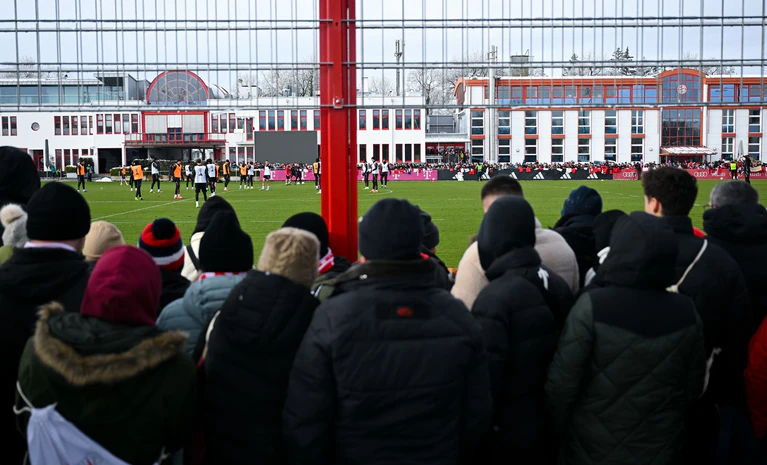 Die Fans wollen sich das Training des FC Bayern nicht entgehen lassen. — © Sven Hoppe/dpa