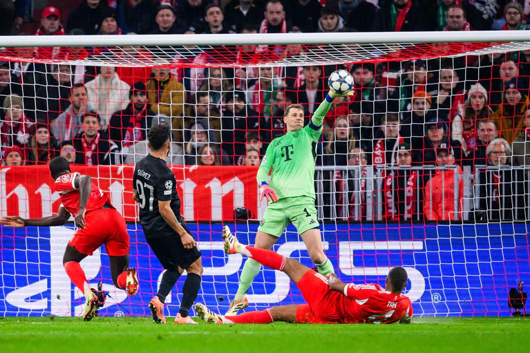 Mit seiner linken Pranke verhindert Manuel Neuer ein Eigentor von Jonathan Tah (am Boden).  — © Tom Weller/dpa