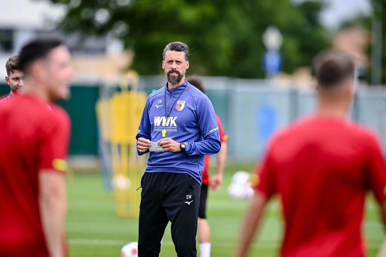 Augsburgs Trainer Sandro Wagner schickte seine Mannschaft gegen Crystal Palace gleich zweimal hintereinander auf den Platz.  — © Harry Langer/dpa