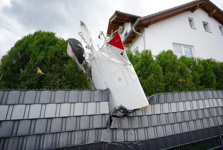 Ein Teil des Flugzeugs steckte in einem Gartenzaun. — © Enrique Kaczor/onw-images/dpa