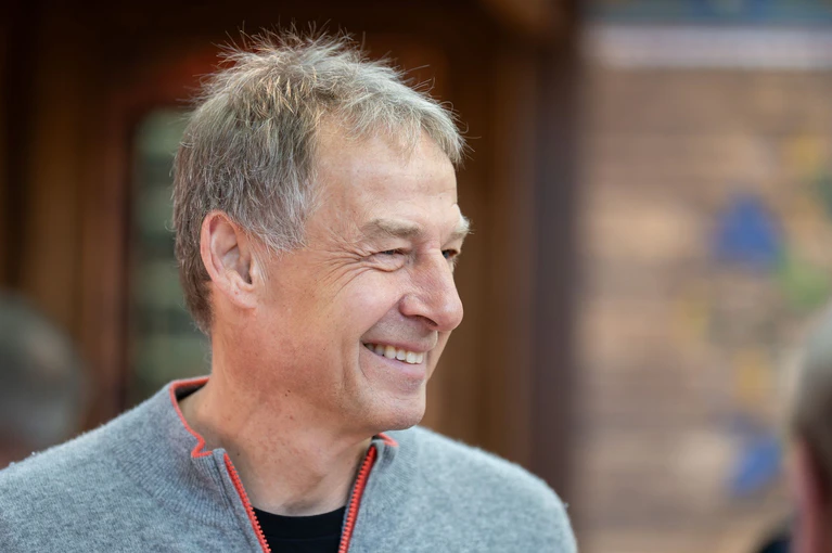 Jürgen Klinsmann schwärmt von seinem Ex-Club FC Bayern. (Archivbild) — © Silas Stein/dpa