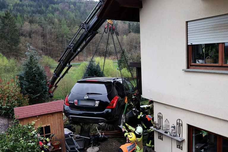 Nach dem Unfall wurde das Auto mit einem Kran gehoben. — © Ralf Hettler/dpa