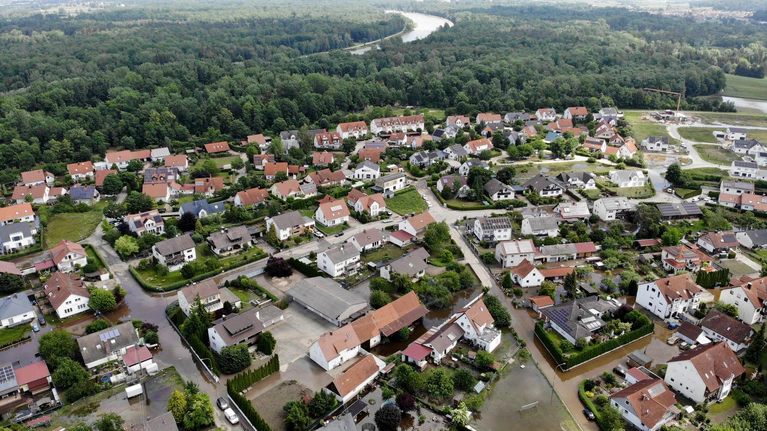 Bei dem Hochwasser 2024 waren viele Straßen in Offingen überschwemmt worden. (Archivbild) — © Stefan Puchner/dpa/dpa-tmn