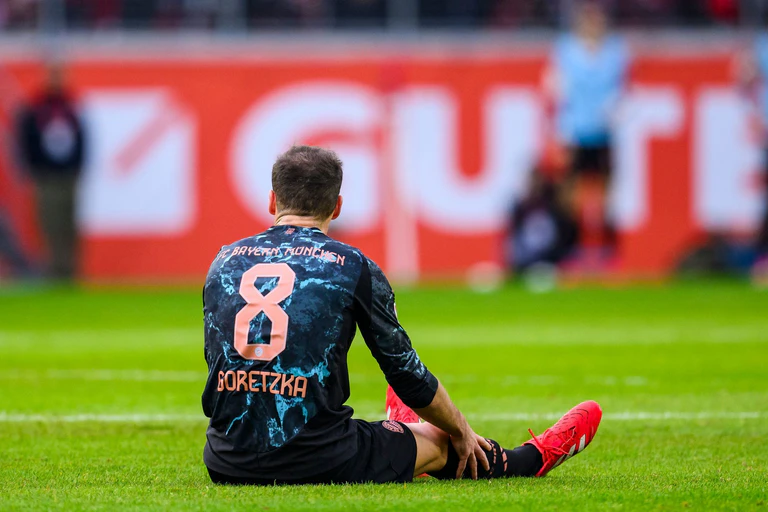 Leon Goretzka musste im Spiel gegen den SC Freiburg ausgewechselt werden. — © Tom Weller/dpa
