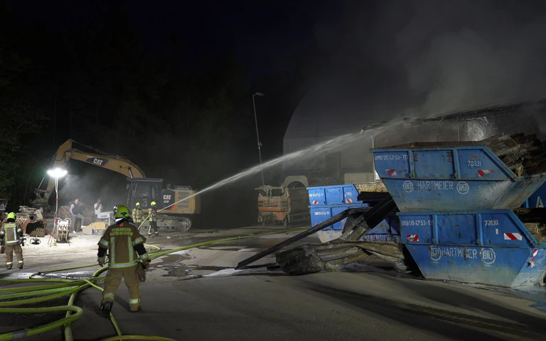 Das Feuer auf dem Industriegelände löste einen Großeinsatz der Feuerwehr aus. — © Ehsan Monajati/dpa