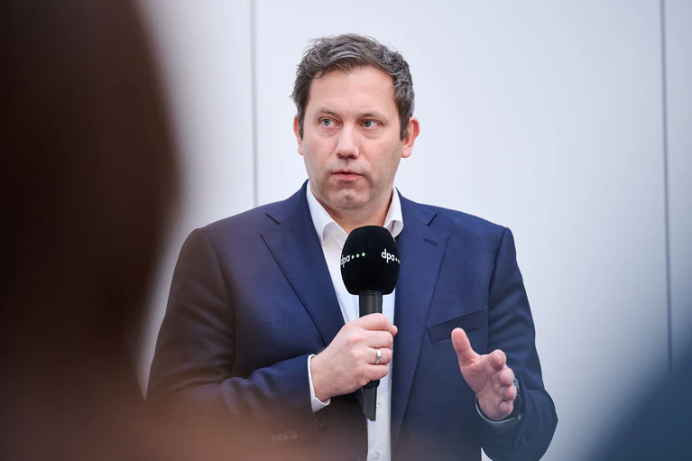 Der SPD-Chef ruft zur Zusammenarbeit auf. (Archivbild) — © Annette Riedl/dpa