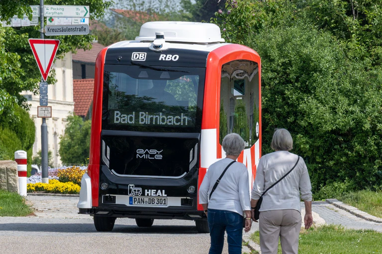 Die fahrerlosen Busse fuhren zuletzt auch zwischen dem Ort und dem außerhalb gelegenen Bahnhof. (Archivbild) — © Armin Weigel/dpa