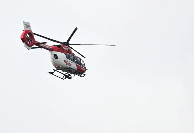Der Hubschrauber nahm die Verletzten mit. (Symbolbild) — © Bernd Weißbrod/dpa