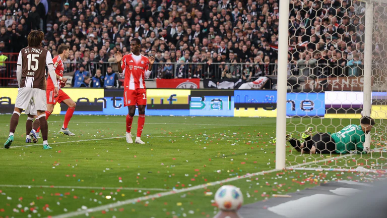 Das Rekordtor: Leon Goretzka (2.v.l.) schießt im Spiel beim FC St. Pauli das 102. Saisontor des FC Bayern München. — © Christian Charisius/dpa
