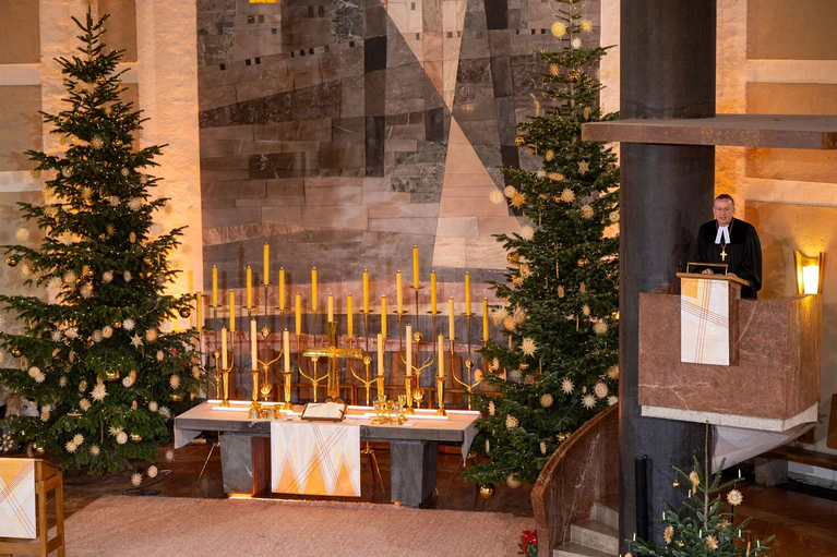 Rückblick auf 2023: Der evangelische Landesbischof Kopp feiert einen Weihnachtsgottesdienst. (Archivbild) — © Lennart Preiss/dpa