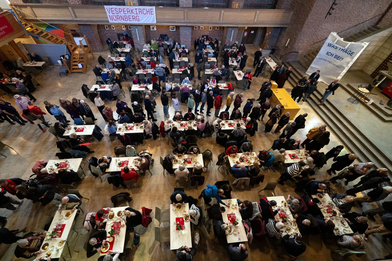 Auf die Menschen wartet unter anderem ein warmes Mittagessen.  — © Pia Bayer/dpa