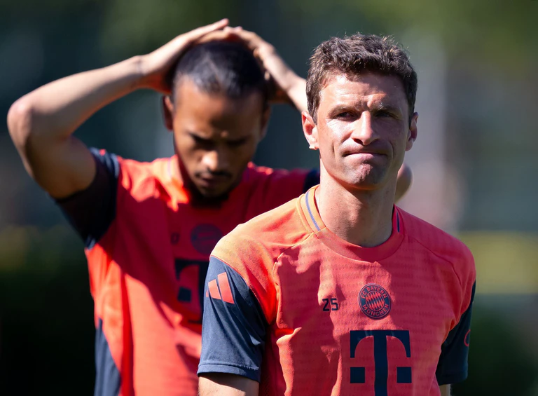 Für Thomas Müller (r) und Leroy Sané muss Ersatz her. — © Sven Hoppe/dpa