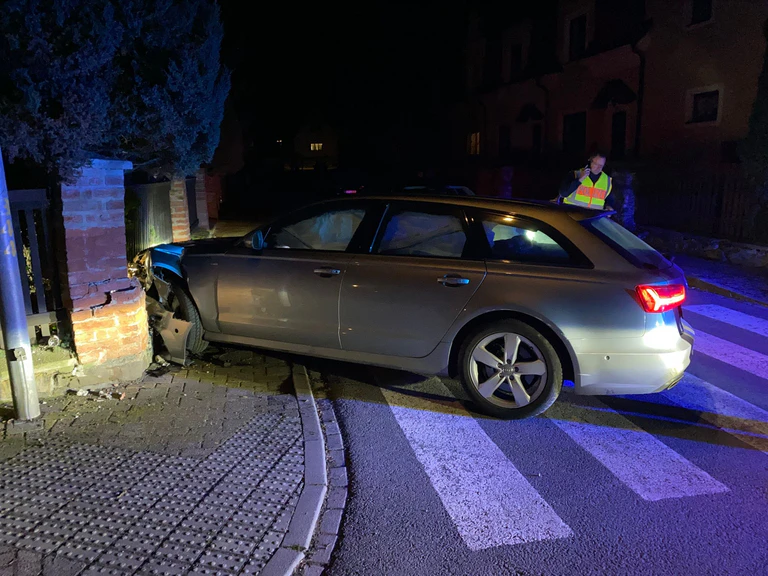 Ende der Verfolgungsfahrt: Im tschechischen Nyrsko fuhr der Mann mit dem gestohlenen Wagen gegen eine Gartenmauer.  — © Schreiner/Polizeiinspektion Furth im Wald/dpa