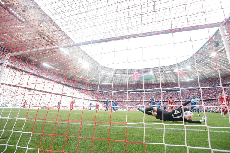 Heidenheims Schockmoment: Der Schuss von Bayern-Star Michael Olise prallt vom Pfosten an den Rücken von Torwart Diant Ramaj und kullert über die Linie. — © Harry Langer/dpa