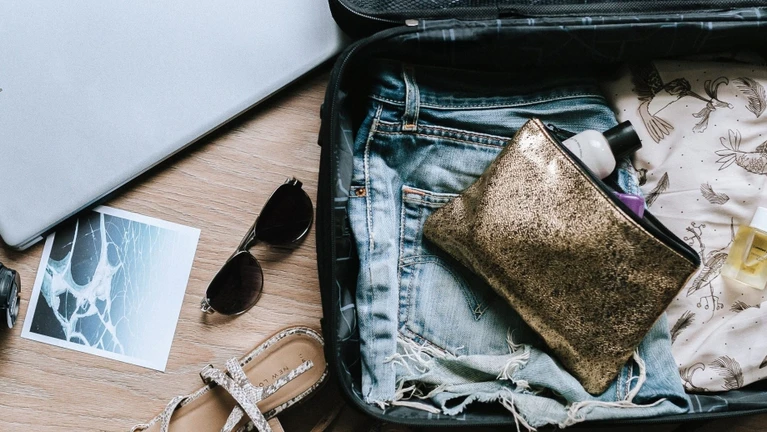 Koffer packen Urlaub — © Bild: Anete Lūsiņa / Unsplash.com