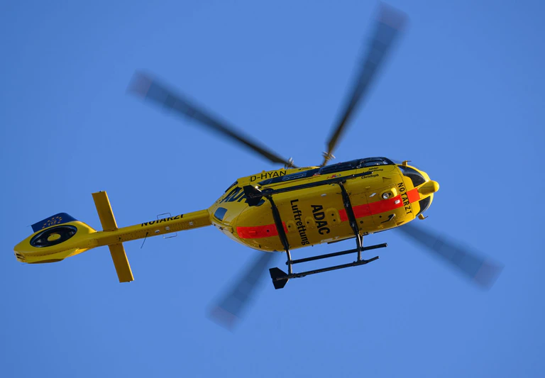 Ein Rettungshubschrauber bringt den verletzten Jungen in ein Krankenhaus. (Symbolbild) — © Robert Michael/dpa