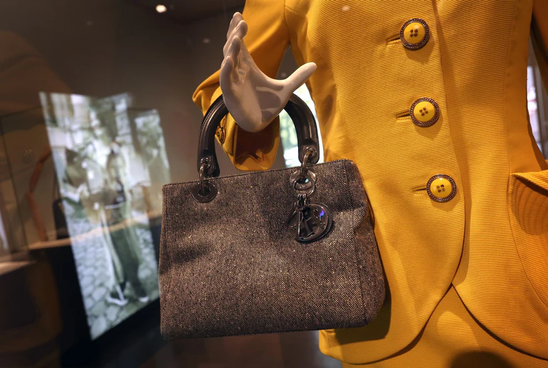 Kaum eine Frau kommt ohne Handtasche aus. — © Karl-Josef Hildenbrand/dpa