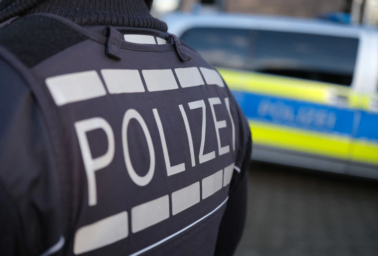 Polizisten nahmen den Verdächtigen an einer Autobahnraststätte fest. (Symbolbild) — © Bernd Weißbrod/dpa