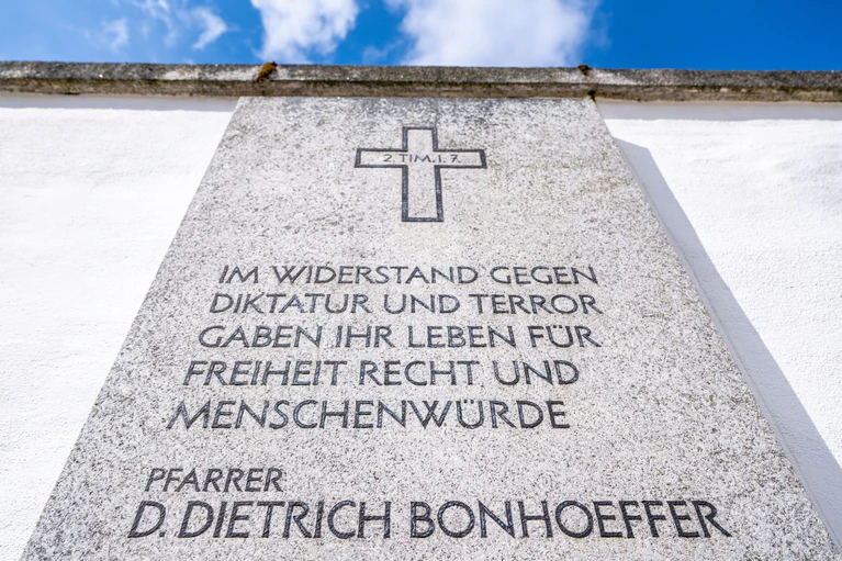 Eine Gedenktafel ist im ehemaligen Arresthof der KZ-Gedenkstätte Flossenbürg angebracht und erinnert an Dietrich Bonhoeffer. — © Armin Weigel/dpa