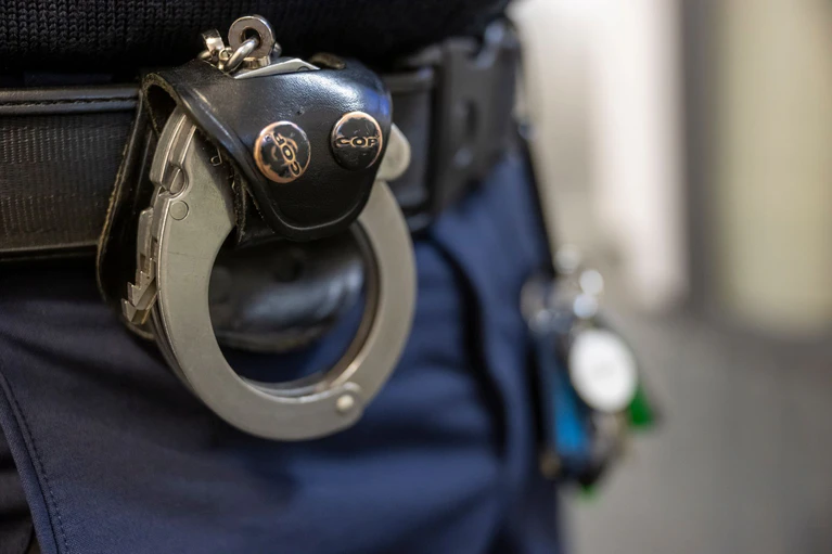 Der 52-Jährige wurde von der Polizei festgenommen, dann aber wieder auf freien Fuß gesetzt. (Symbolbild) — © Peter Kneffel/dpa