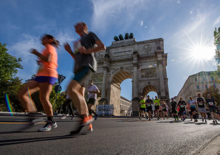 An diesem Sonntag ist es wieder so weit: Tausende werden zum Marathon-Lauf durch München erwartet. (Archivbild) — © Lino Mirgeler/dpa