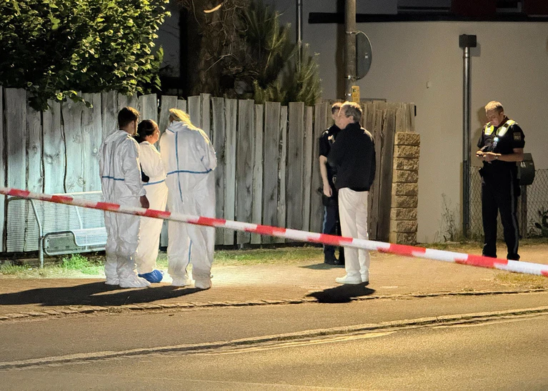 Für das Opfer kam laut den Ermittlern jede Hilfe zu spät. Der Jugendliche starb innerhalb kürzester Zeit am Tatort. (Archivbild) — © Goppelt/Vifogra/dpa