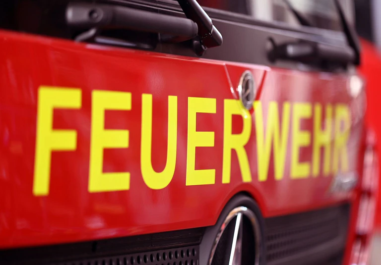 Drei Autos sind durch das Feuer verbrannt. (Symbolbild) — © Uli Deck/dpa