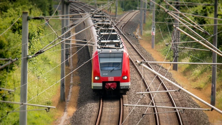 S-Bahn Zug ÖPNV — © Bild von Thomas auf Pixabay