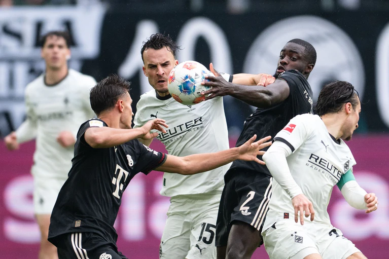 Kampf um jeden Ball im Borussia-Park. — © Marius Becker/dpa