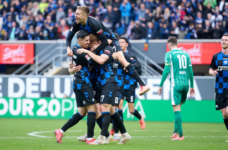 Paderborn jubelt über das Tor zum 1:0.  — © Bernd Thissen/dpa