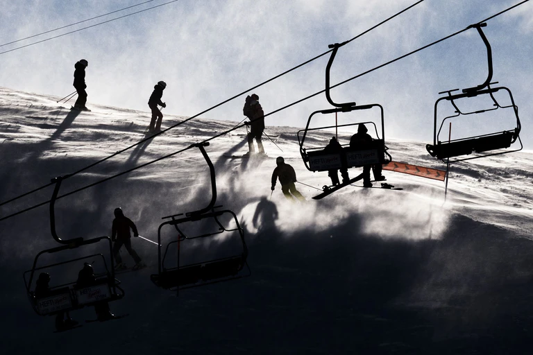 Auf Skipisten in Österreich und der Schweiz sind am Wochenende erneut mehrere Freizeitsportler verunglückt. — © Jean-Christophe Bott/KEYSTONE/dpa