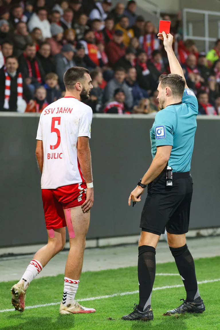 Harte Strafe für ein hartes Foul: Rasim Bulic von Jahn Regensburg ist für vier DFB-Pokalspiele gesperrt worden. — © Daniel Löb/dpa