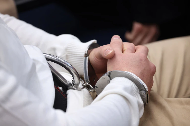 Der Angeklagte wurde gefesselt in den Gerichtssaal gebracht. (Archivbild) — © Karl-Josef Hildenbrand/dpa