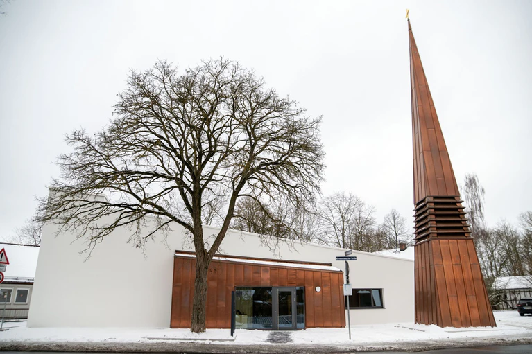 Die neue Kirche der Kirchengemeinde Laineck wird bald eingeweiht.  — © Pia Bayer/dpa